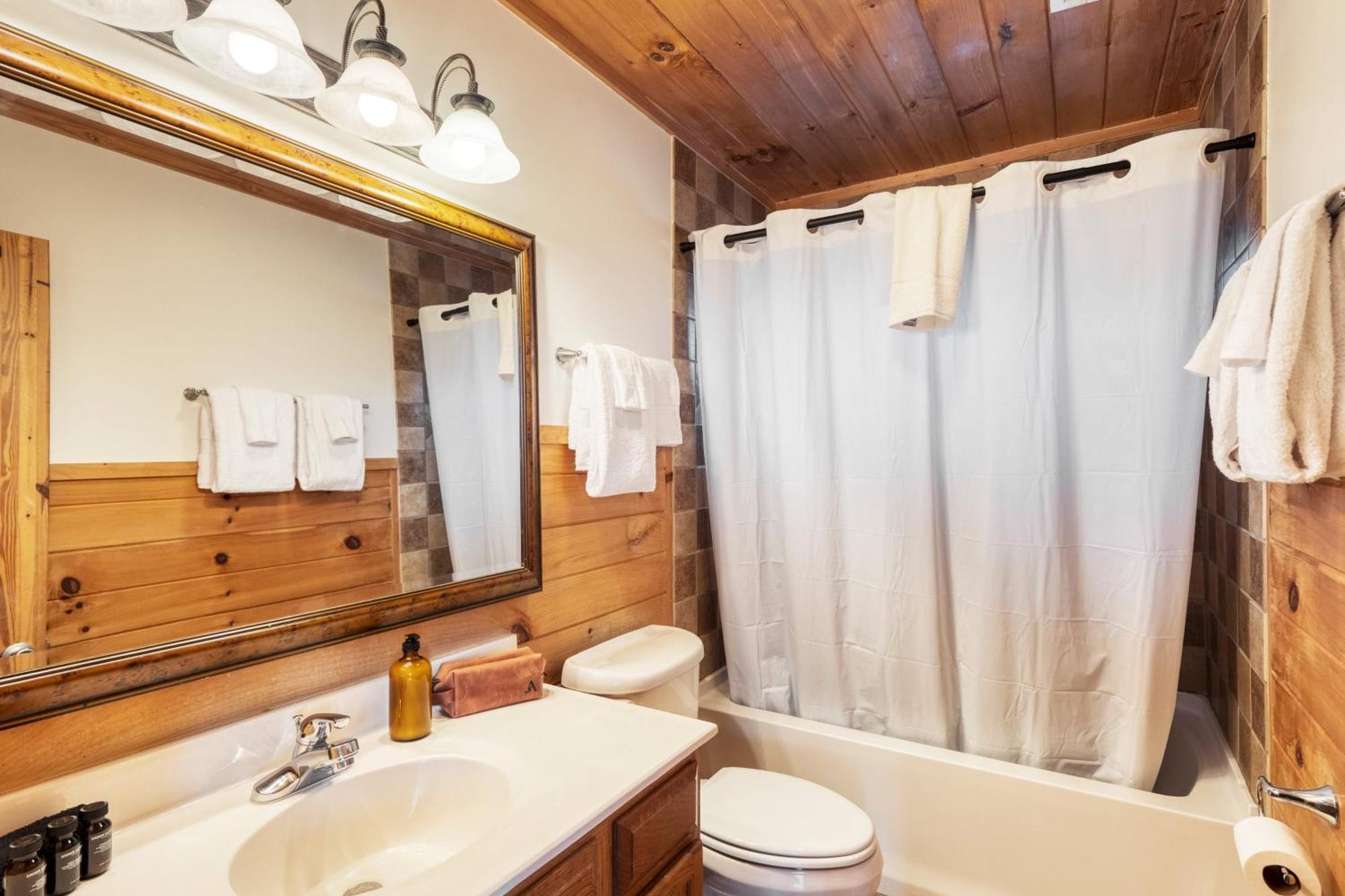 Chestnut By Avantstay Mountain Cabin W Treetop Views Hot Tub Game Room Gatlinburg Eksteriør bilde