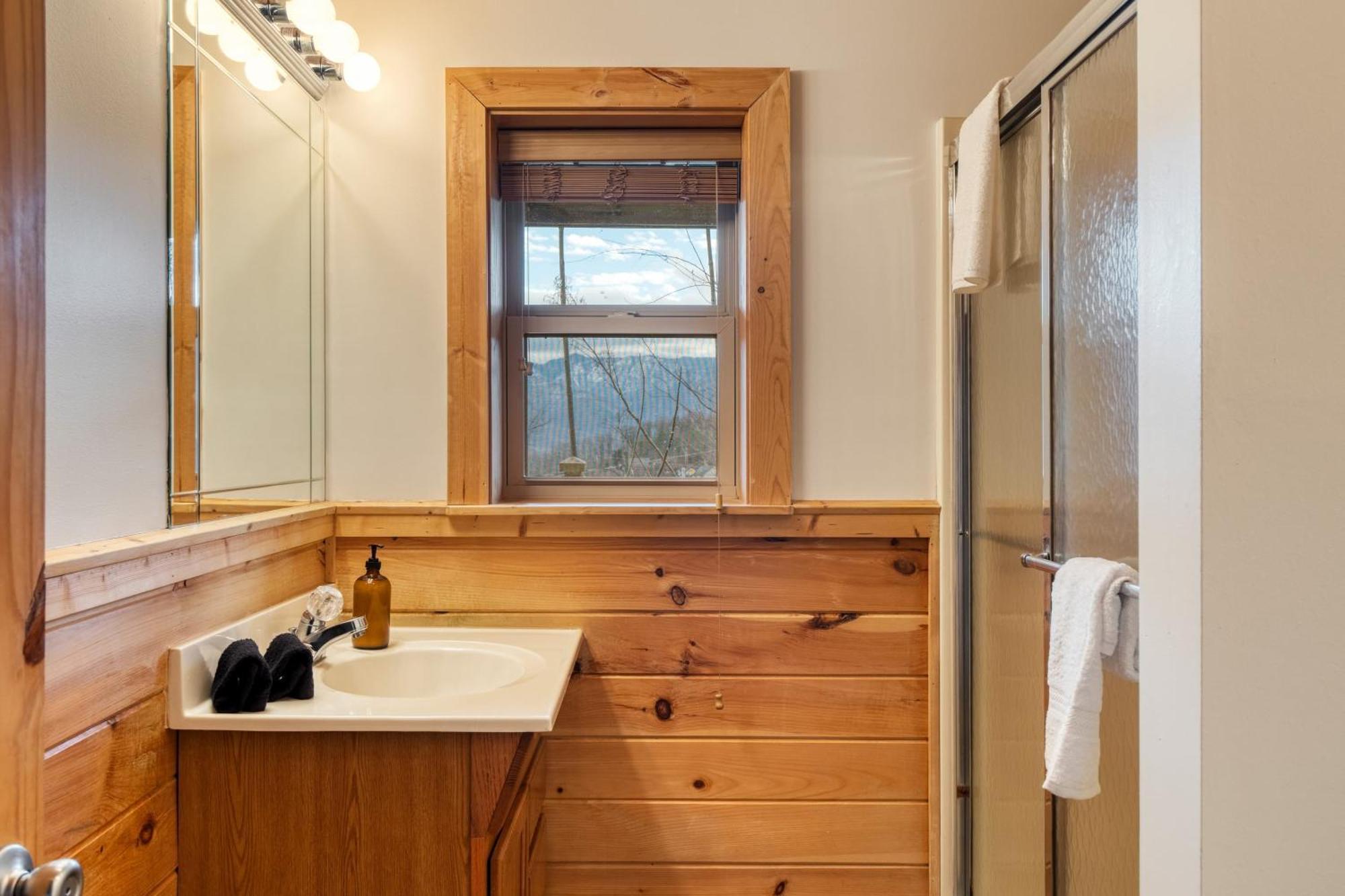Chestnut By Avantstay Mountain Cabin W Treetop Views Hot Tub Game Room Gatlinburg Eksteriør bilde