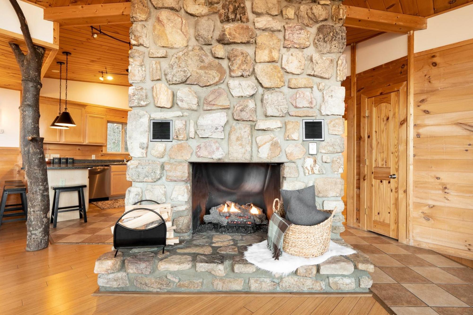 Chestnut By Avantstay Mountain Cabin W Treetop Views Hot Tub Game Room Gatlinburg Eksteriør bilde